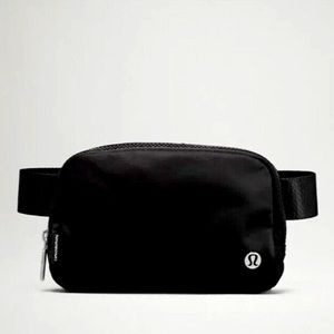 NWT Lululemon Everywhere Belt Bag in black